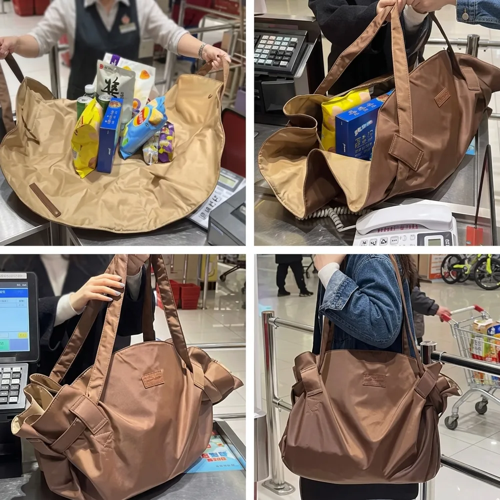 1) La PráctiManta abierta como tapete circular en el pasto o la arena, con una persona sentada y sus cosas encima. 2) Detalle de las correas tensadas cerrando la bolsa con compras adentro.