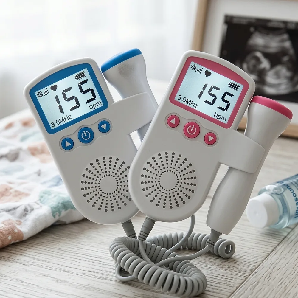 1) Mamá en casa deslizando la sonda sobre el vientre con la pareja escuchando junto a ella. 2) Detalle de la pantalla iluminada con la perilla de volumen y la entrada de audífonos de 3.5 mm.