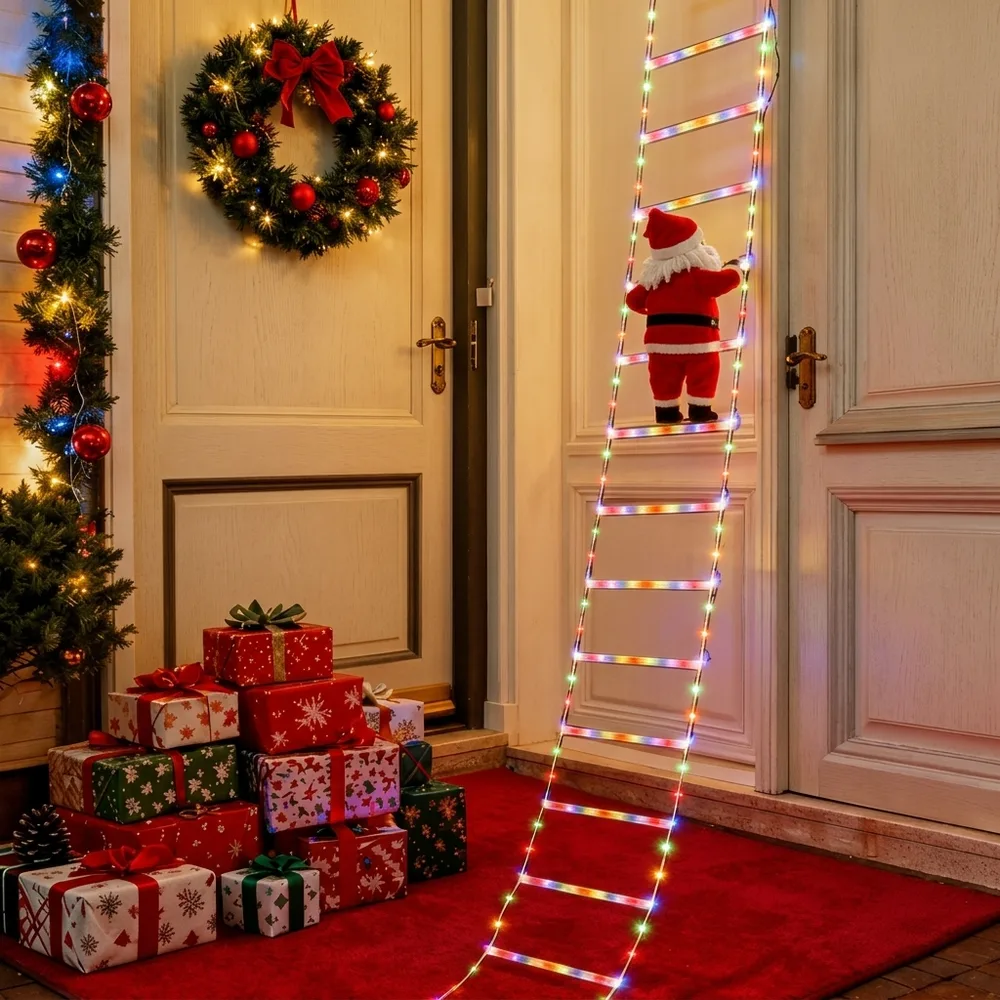 1) La escalera colgada en la baranda de un balcón o fachada de noche, encendida y vista desde la calle. 2) Detalle de cerca del Papá Noel 3D en los peldaños junto al conector USB.