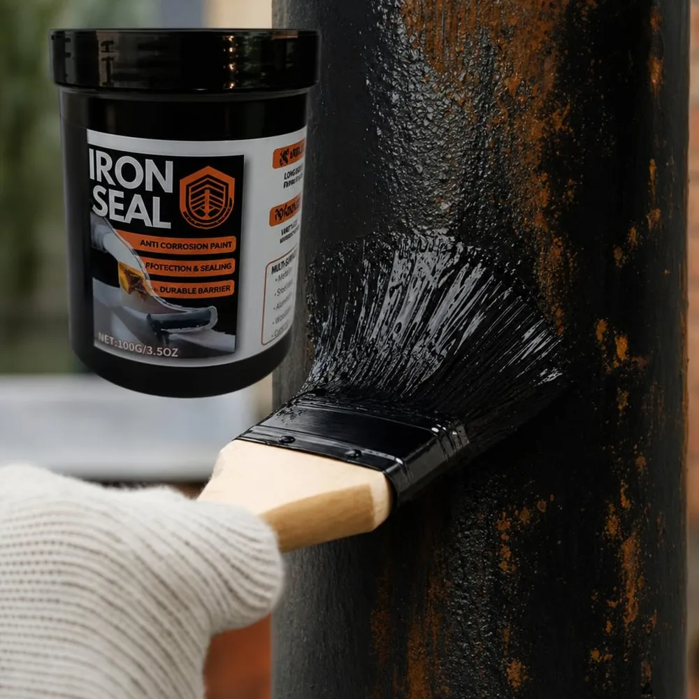 1) Una persona aplicando Ironseal con la brocha sobre una reja oxidada. 2) Detalle de cerca del acabado negro ya seco sobre el metal.