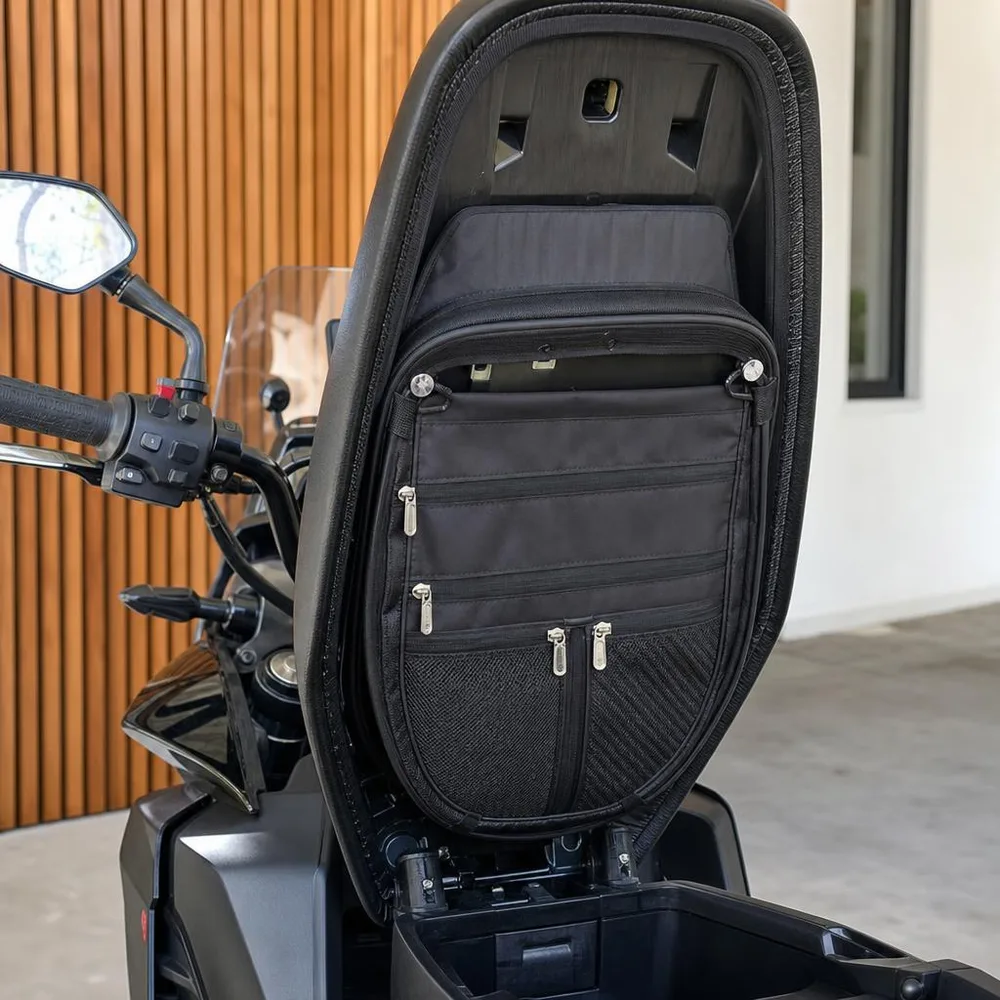 Foto fija del organizador negro completo, de frente sobre fondo claro, con el bolsillo de cremallera y las bandas elásticas bien visibles.