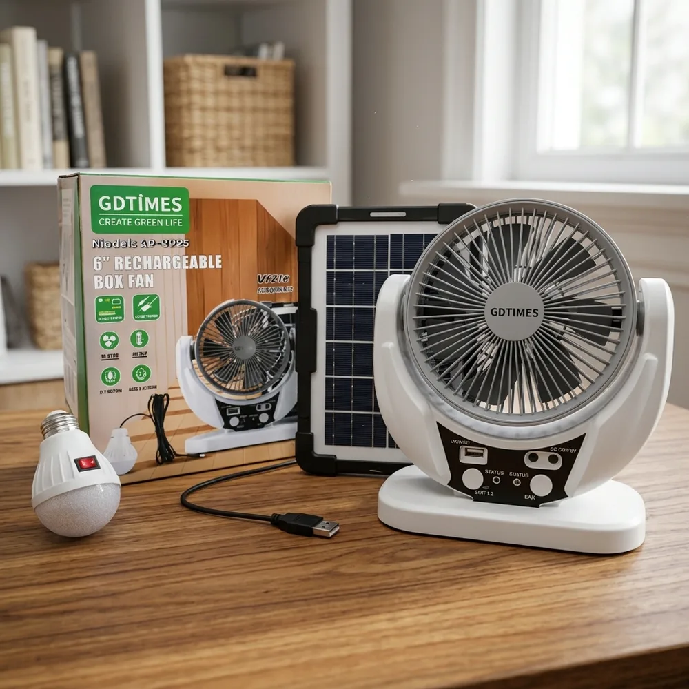 1) El ventilador encendido con la luz LED prendida sobre una mesa de noche en un cuarto oscuro. 2) Detalle del panel solar al sol conectado al ventilador, o del cabezal inclinado mostrando el giro.
