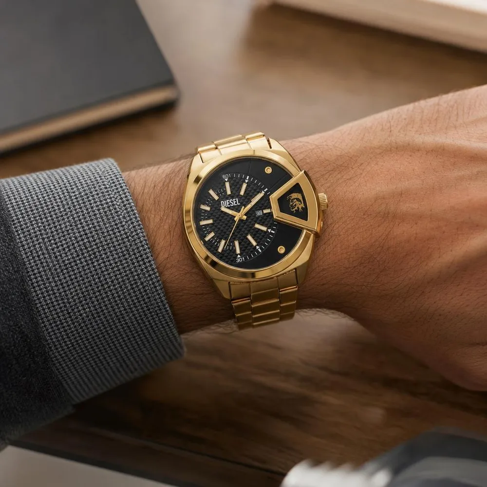 1) El reloj puesto en la muñeca de un hombre con camisa o chaqueta, en ambiente ejecutivo o urbano. 2) Detalle en primer plano del broche desplegable y del fechador en la esfera.