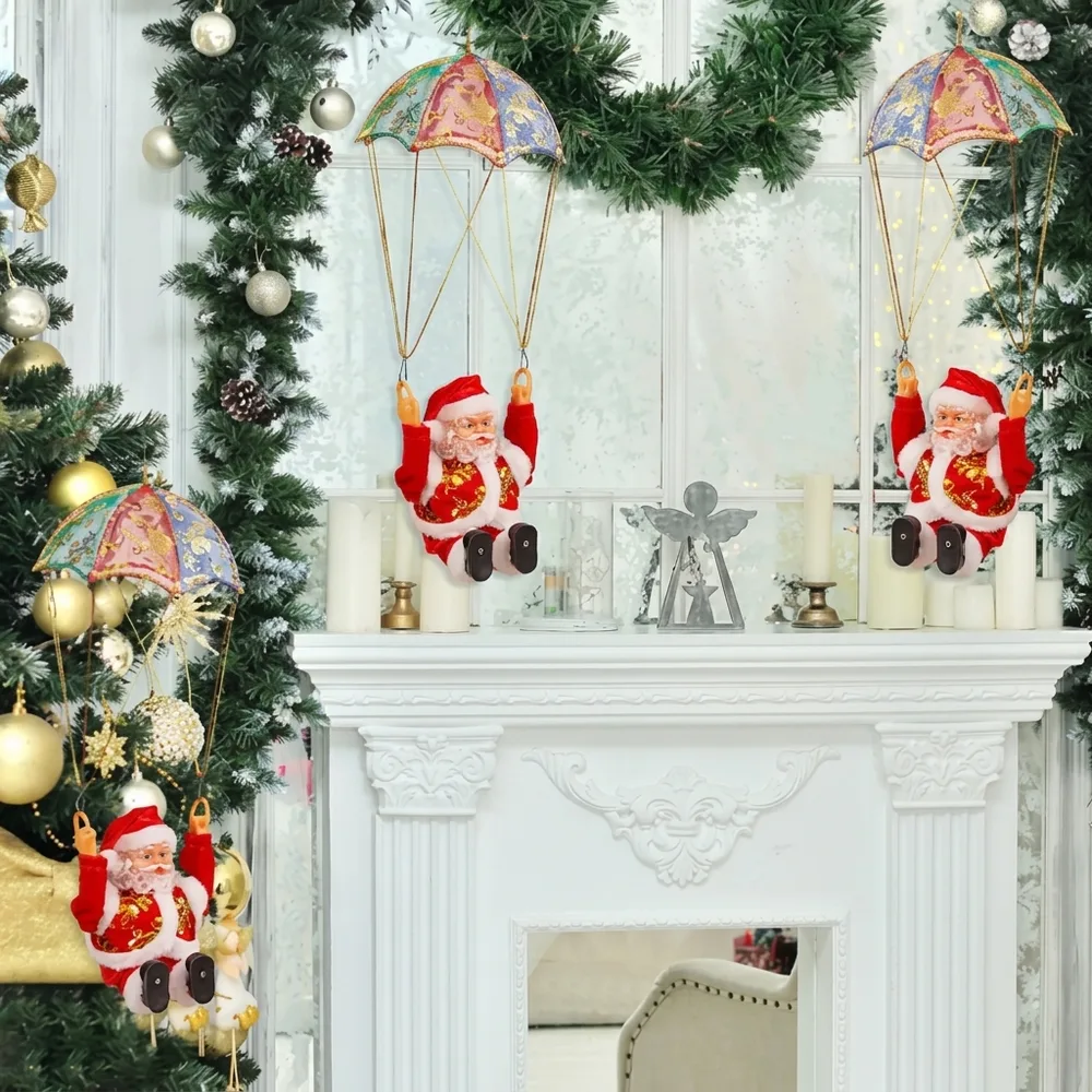 1) SantaGiro colgado en la sala junto al árbol de Navidad con la familia mirándolo. 2) Detalle de la figura y la cuerda o argolla superior de anclaje.