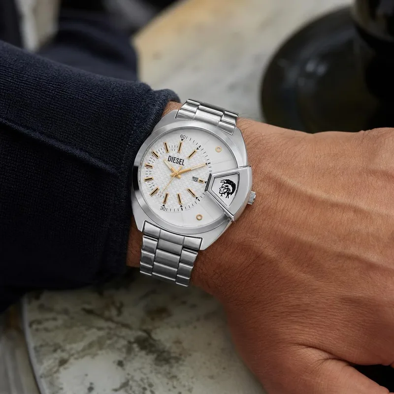 Video corto del reloj girando en primer plano: mostrar el fechador en la esfera, el brillo del brazalete en dos tonos y una mano abriendo y cerrando el broche desplegable sobre la muñeca.