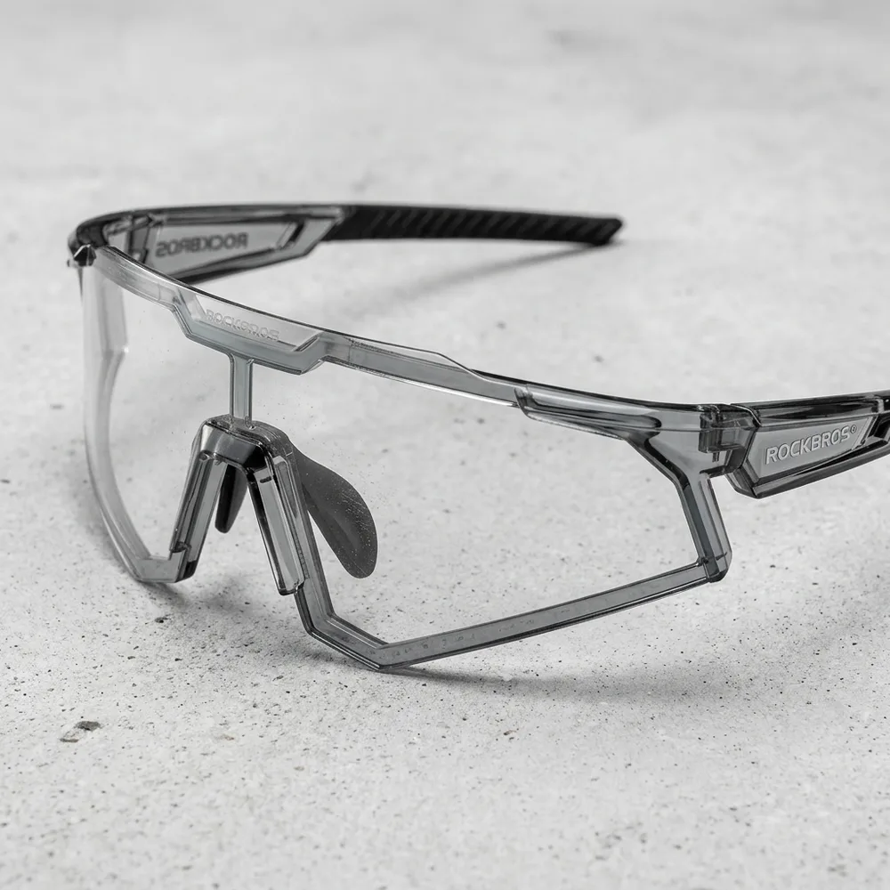 Foto fija de las gafas Vision Pro completas, de frente y en ángulo, sobre fondo claro, con el lente fotocromático bien visible.