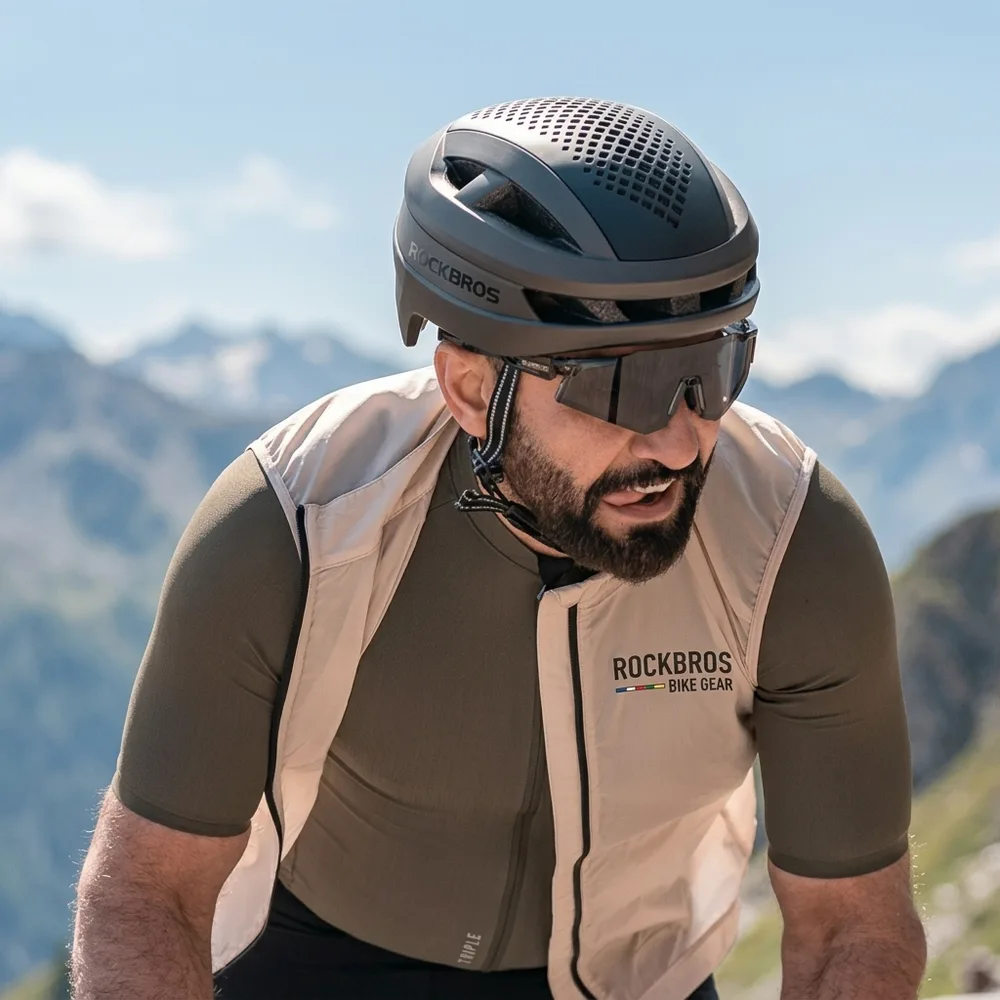 1) Ciclista en carretera usando las gafas a pleno sol. 2) Detalle del marco interno desmontable y las almohadillas nasales ajustables, junto al estuche, la funda y el paño.