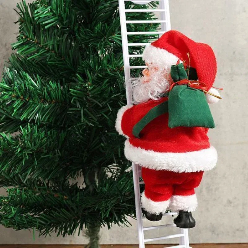 1) El adorno colgado en un árbol de Navidad dentro de una sala decorada. 2) Detalle de la cara, el traje de felpa y el saco de regalos dorado.