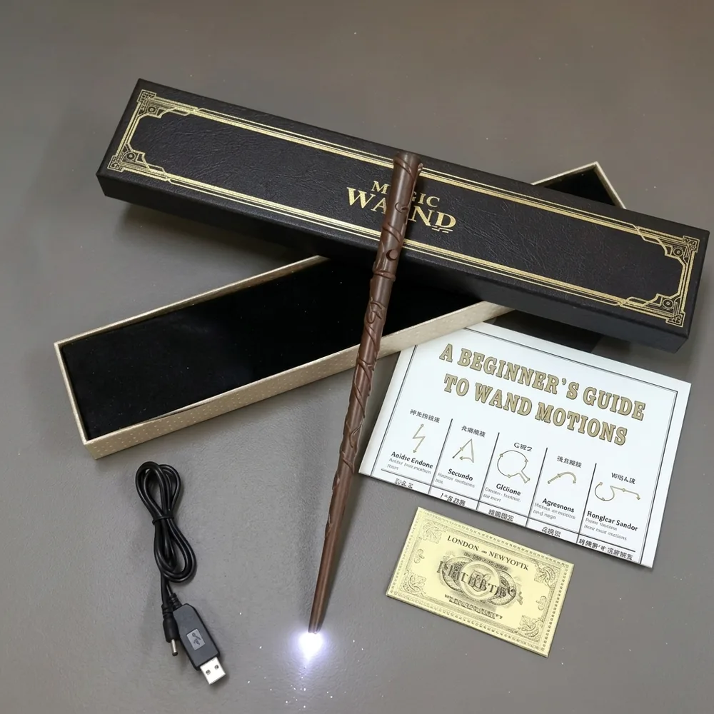 1) Una persona disfrazada lanzando una ráfaga de fuego con la varita en un ambiente con poca luz. 2) Primer plano del detalle del mango y la zona del botón de disparo oculto junto al cable USB.