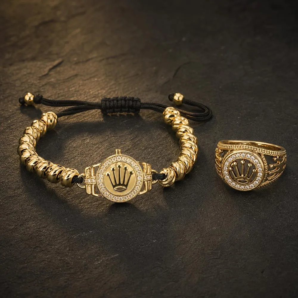 Foto fija de la pulsera y el anillo juntos sobre su caja de regalo, fondo neutro y oscuro, bien iluminados y nítidos.