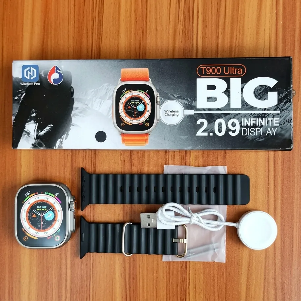 Foto fija del reloj completo de frente, con la pantalla encendida mostrando la hora y la correa de silicona visible, sobre fondo limpio.