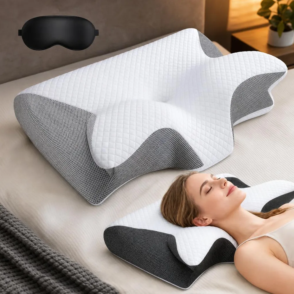 Foto fija de la almohada completa en gris sobre fondo claro, vista en ángulo para que se noten el contorno, las cavidades laterales y las zonas de apoyo para brazos.