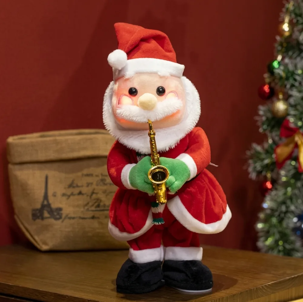 1) El muñeco en una sala decorada junto al árbol, con niños o familia alrededor en ambiente de novena. 2) Detalle de cerca de la felpa y del saxofón, o de la planta del pie mostrando el interruptor.