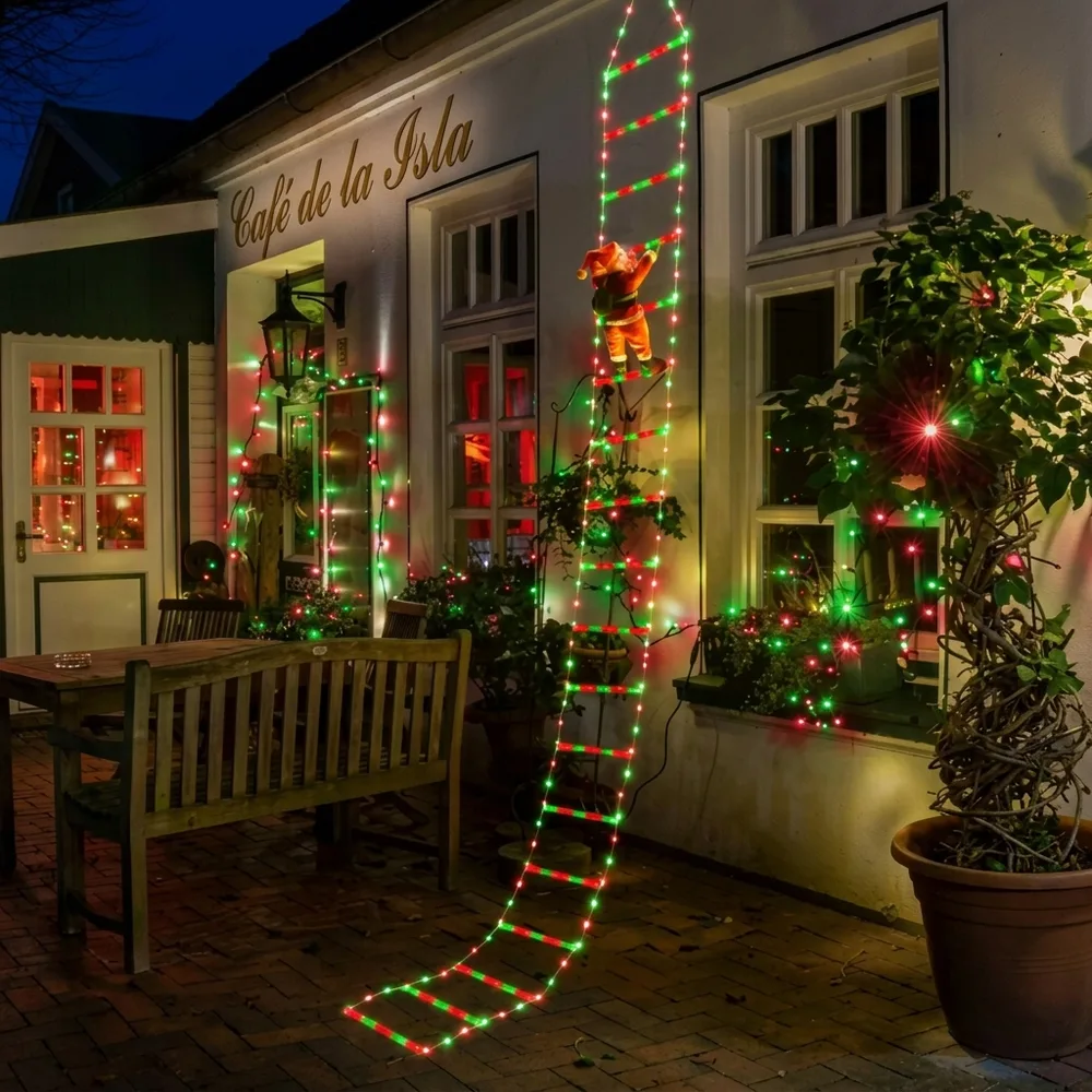 Foto fija del producto completo: la escalera de 2 metros encendida con el muñeco de Papá Noel sujeto a los peldaños, sobre fondo limpio y bien iluminado.
