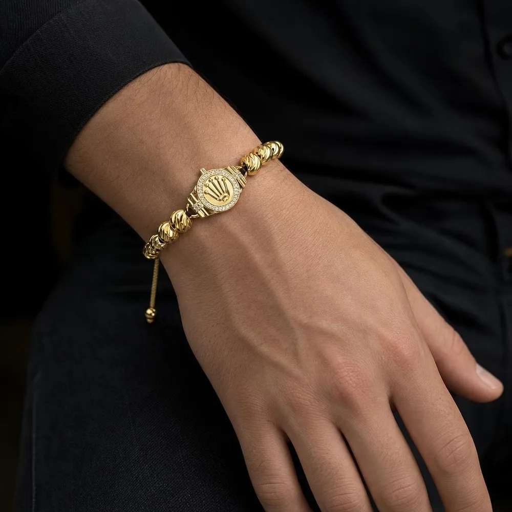 1) Pulsera y anillo puestos en la mano de un hombre con camisa formal. 2) Primer plano de los balines diamantados y la corona con microcircones.