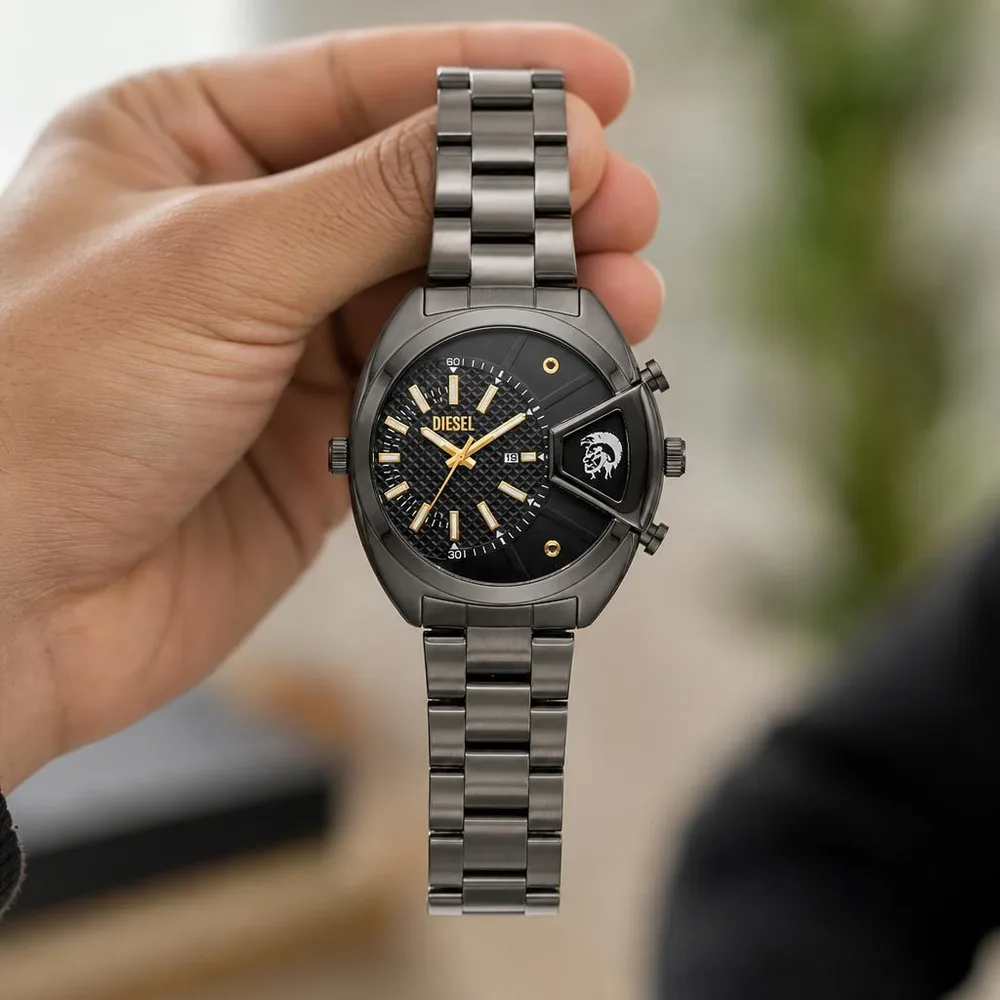 1) El reloj puesto en la muñeca de un hombre con camisa o chaqueta, en ambiente ejecutivo o urbano. 2) Detalle en primer plano del broche desplegable y del fechador en la esfera.